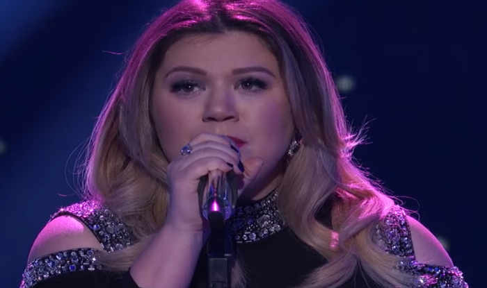 Everyone thought I was gay as I wasn’t married: Kelly Clarkson | India.com