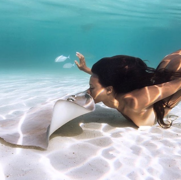 593px x 591px - Tahitian model Rava Ray dives underwater to get magical 'naked' images of  herself with stingrays and dolphins | India.com