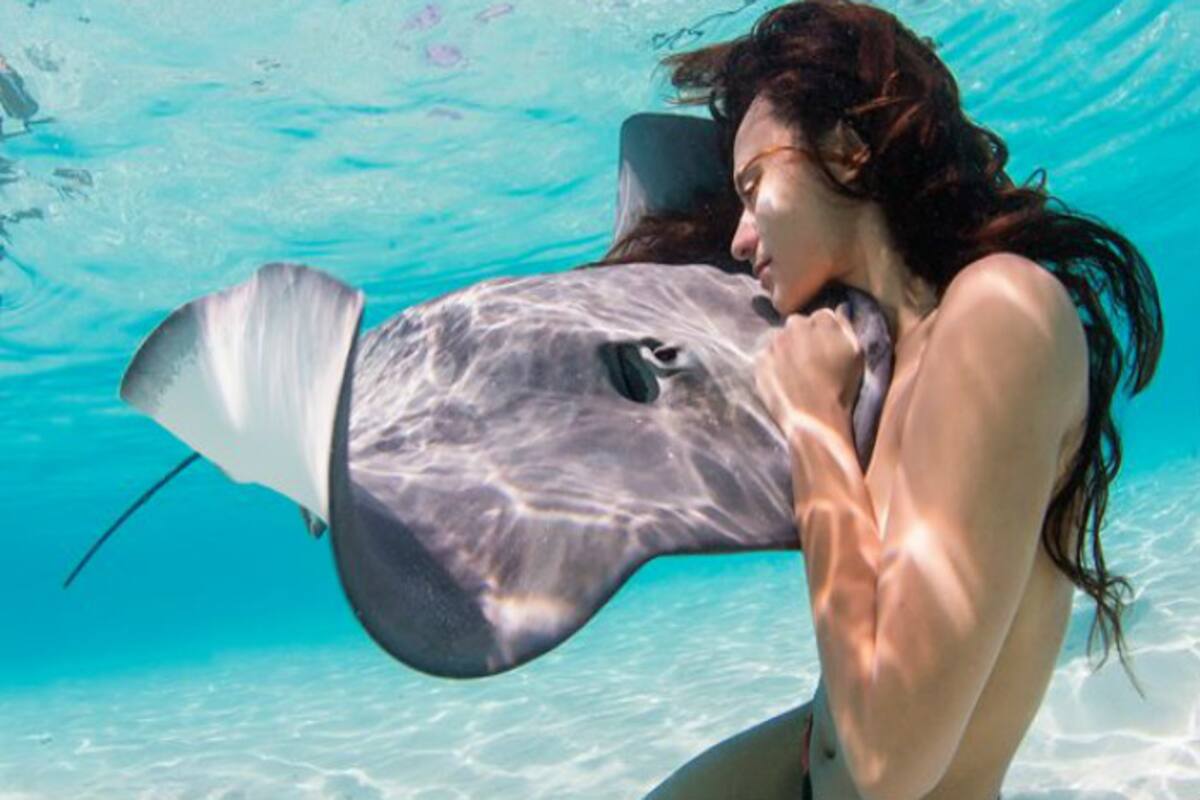 1200px x 800px - Tahitian model Rava Ray dives underwater to get magical 'naked' images of  herself with stingrays and dolphins | India.com