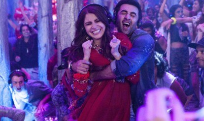 anushka dress in breakup song online
