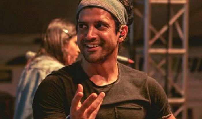 Farhan Akhtar Finds THIS Treasure in Pool And Hrithik Roshan Doubles ...