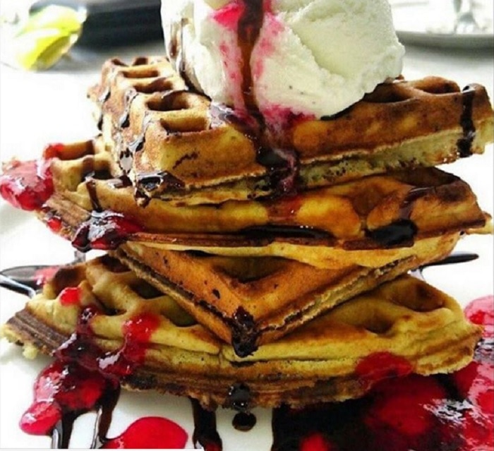 (Nutella waffles with ice cream and strawberry compote; Credits: fatmanscafe9)