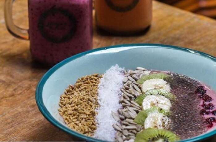 (JJ's Superfood smoothie bowl with granola, berries, banana, yogurt, coconut and fresh fruits. Credits: jamjardiner/Instagram)