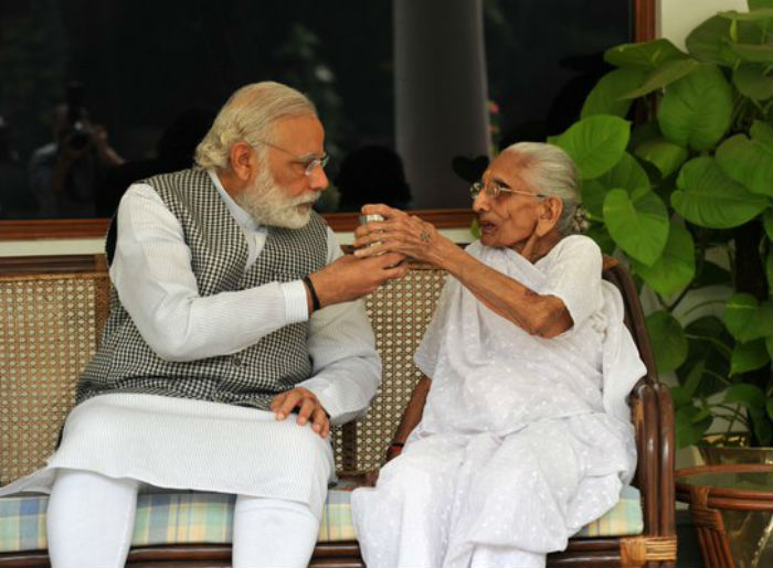 Narendra Modi and Heeraben Modi1234567