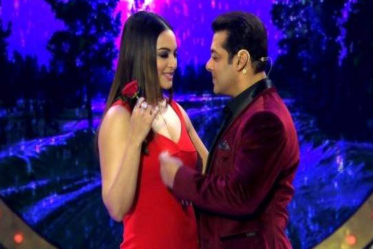 Sonakshi Sinha Danger Sexy Video - Bigg Boss 10 25th December Weekend Vaar Live Updates: Salman Khan romances Sonakshi  Sinha; blindfolded contestants enjoy a treat! | India.com