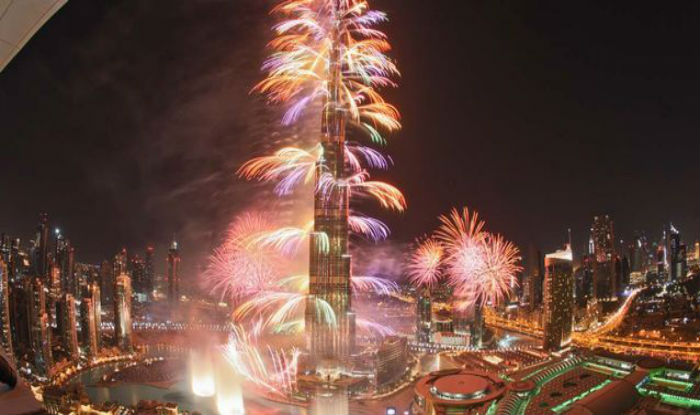 New Year Burj Khalifa To Begin Led Light Show Fireworks Before Midnight Will Last For Eight Minutes India Com