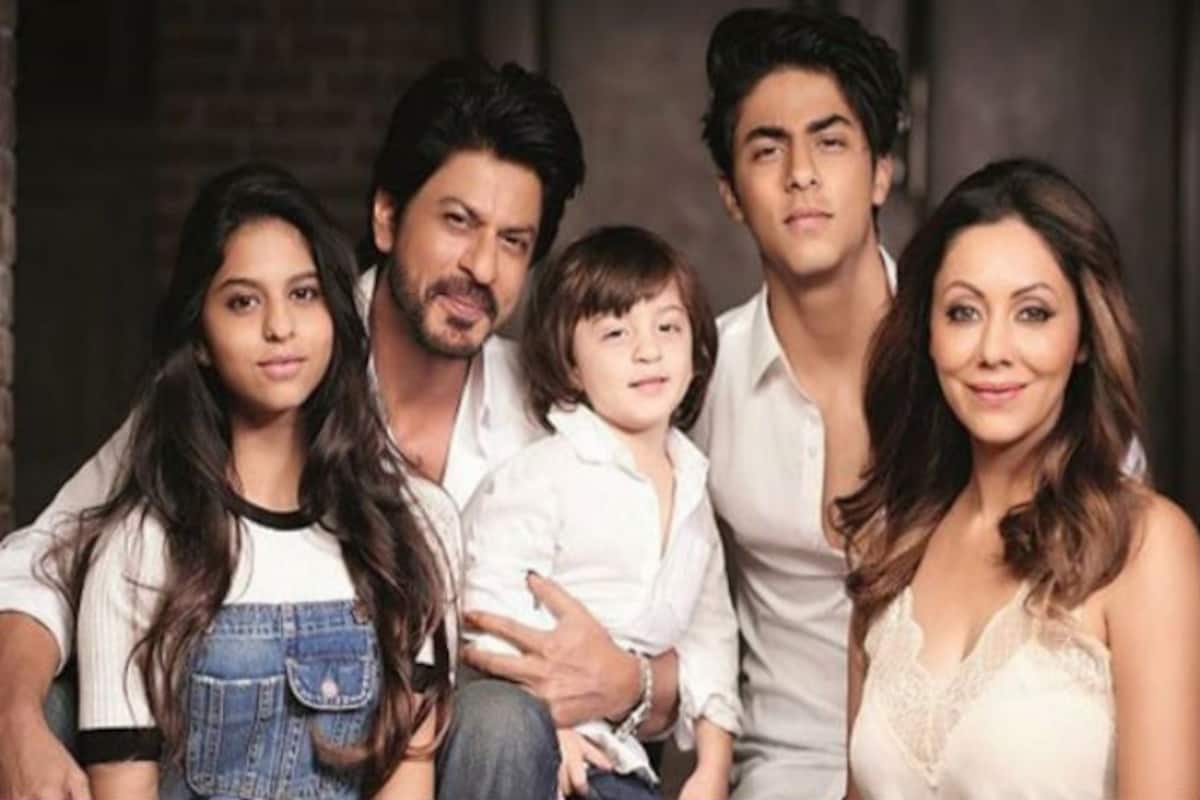 Shah Rukh Khan's perfect family photo with wife Gauri, Aryan, Suhana and AbRam! See pictures | India.com