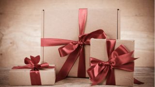 Friendship day Gift decorated market| फ्रेंडशिप डे 2017: गिफ्ट्सने सजलाय बाजार..जाणून घ्या कोणत्या वस्तूंच्या काय आहेत किंमती Friendship day Gift decorated market| फ्रेंडशिप डे 2017: गिफ्ट्सने सजलाय बाजार..जाणून घ्या कोणत्या वस्तूंच्या काय आहेत किंमती