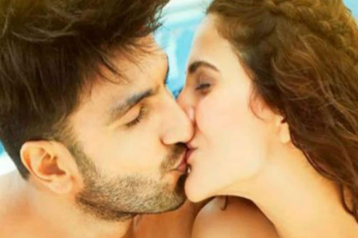 Hard Sexi Video S Download - Which zodiac sign is the best kisser? This is what your stars tell about  your kissing style! | India.com