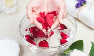 Gulab Jal Pine Ke Fayde: बाहरी नहीं आंतरिक खूबसूरती को भी बढ़ाता है गुलाबजल, इसे पीने से दूर होती हैं कई समस्याएं