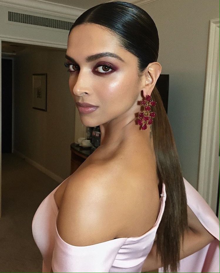 749px x 927px - Deepika Padukone stuns at xXx: Return Of Xander Cage premiere, COPIES from  Priyanka Chopra's outing from PCA? View FIRST pics | India.com