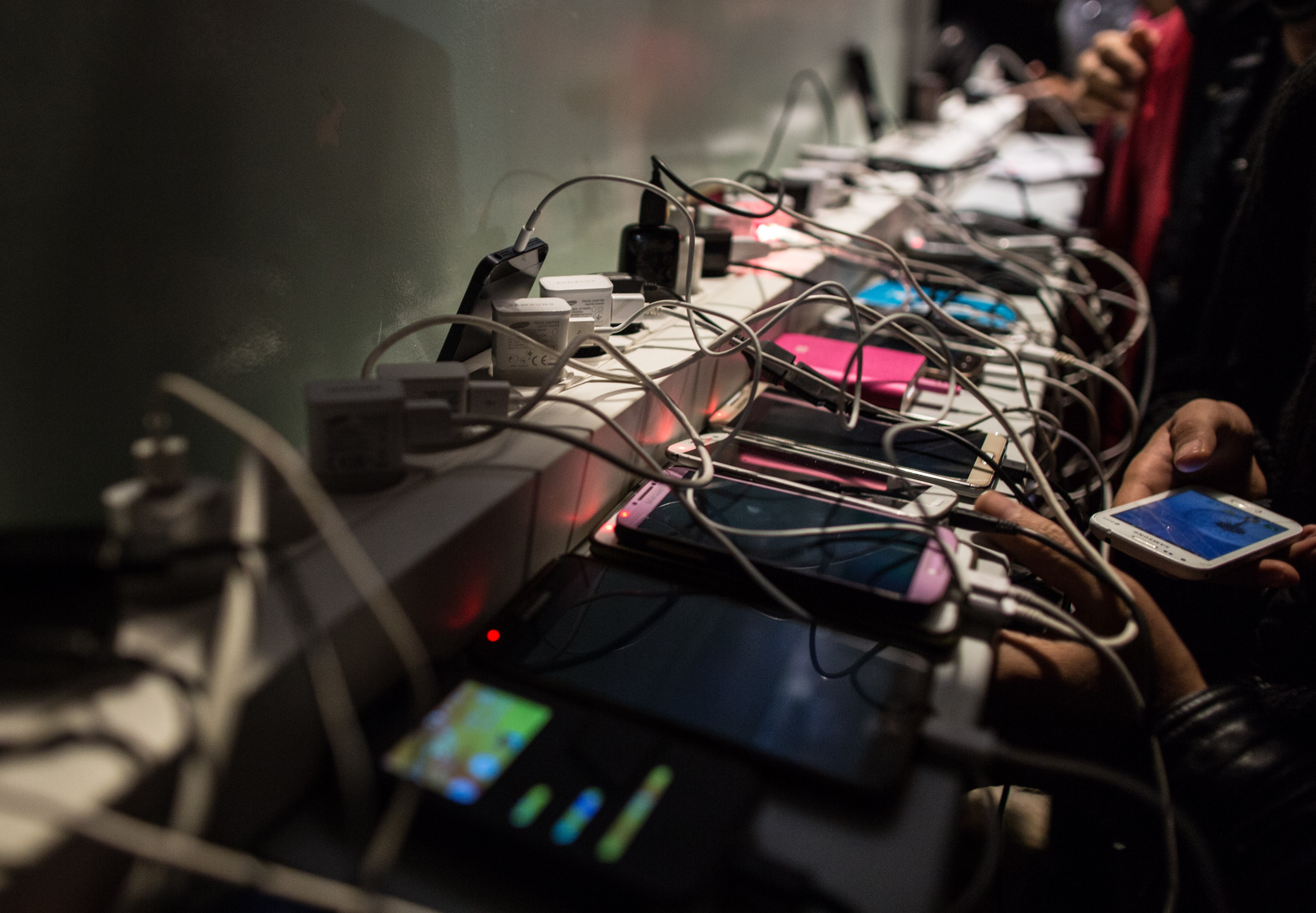 Now, you can charge your smartphone wirelessly using just a sticker