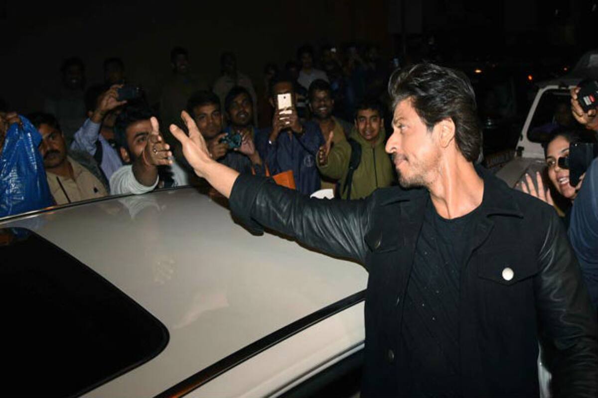 Tamanna Bhatia Tiger Shroff Xxx - Shah Rukh Khan steals the show in a Raees jacket at the Dabboo Ratnani  Calendar launch! See Pics! | India.com