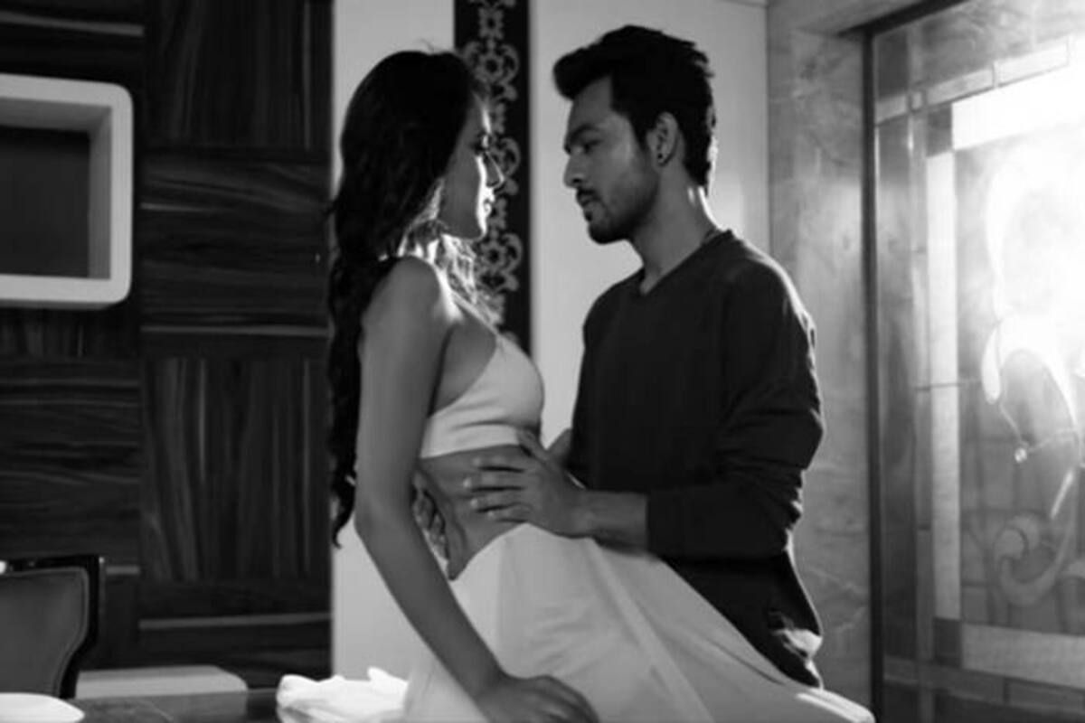 Nia Sharma steams it up in bikini in Tony Kakkar music video Waada! Watch  the beautiful black and white number! | India.com