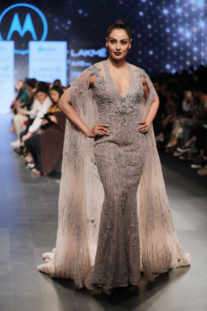 Lakme Fashion Week: Bipasha Basu's Fiery Runway Walk Earns Love