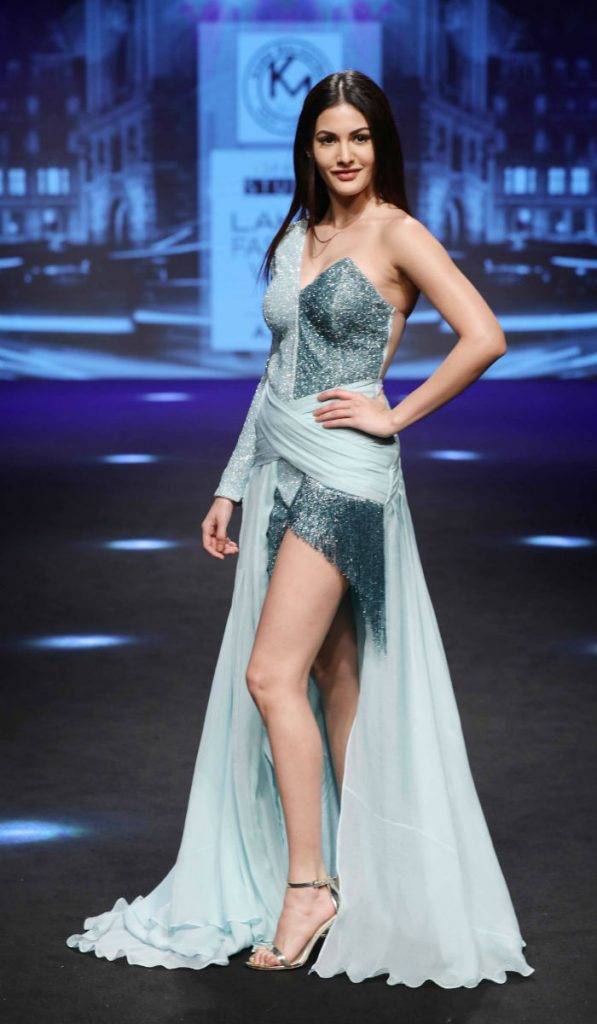 Showstopper Amyra Dastur for Karn Malhotra at LFW SR 17 (1)