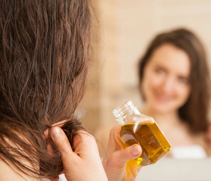 Luke Warm Oil For Hairs: सर्दियों के मौसम में बालों पर लगाएं गुनगुना तेल, ये है सही तरीका
