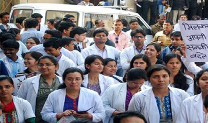 Maharashtra Association of Resident Doctors stage protest over Dhule incident, demand security