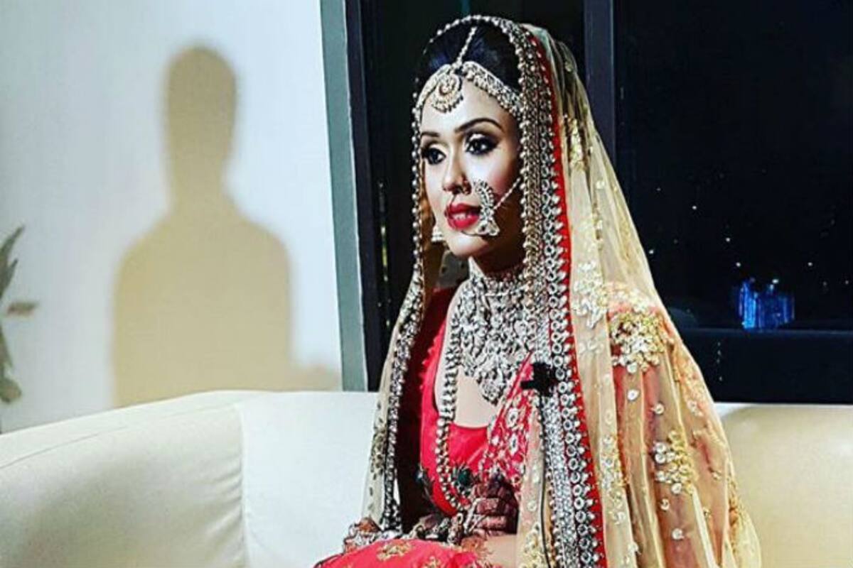 Hrishitaa Bhatt Gets Married To Anand Tiwari The Haasil Actress Looks Gorgeous In Her Bridal Lehenga View Pics India Com Anand tiwari is a noted indian film actor, stage actor and director known for his roles in films like kites (2010), udaan (2010), aisha (2010), and go goa gone (2013). hrishitaa bhatt gets married to anand