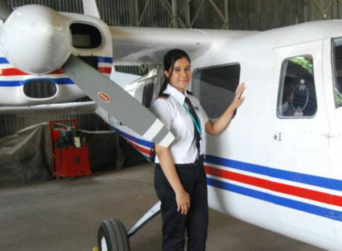 Ayesha Aziz From Kashmir Is India S Youngest Student Pilot All Set To Fly Commercial Passenger Plane India Com
