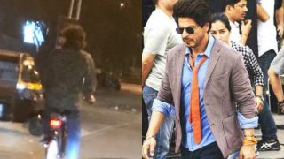 What is Shah Rukh Khan doing with Imtiaz Ali in the middle of the road post mid night? (see picture) What is Shah Rukh Khan doing with Imtiaz Ali in the middle of the road post mid night? (see picture)