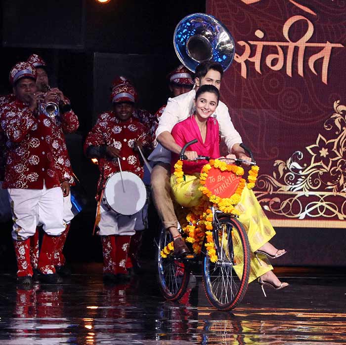Varun arrives with Alia at 'Badrinath' trailer launch as DESI MUNDA! |  India Forums