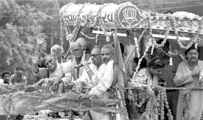 Ayodhya and Advani's Rath Yatra | आडवाणी की वो रथयात्रा, जिसमें नरेंद्र मोदी और प्रमोद महाजन बने थे सारथी! - Latest News & Updates in Hindi at India.com Hindi