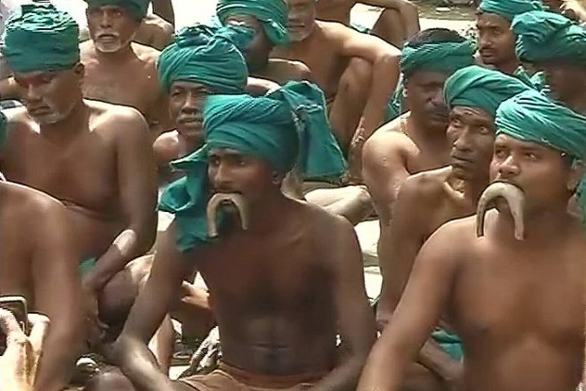 Kanimozhi Nudes - Skull protests: DMK MP Kanimozhi meets Tamil Nadu farmers protesting at  Jantar Mantar | India.com