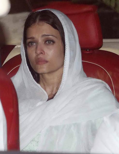 Aishwarya Rai Bachchan looks shaken as she joins Abhishek and Amitabh ...