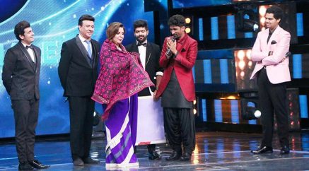 Contestants-gift-the-judges-on-Indian-Idol-9-(2)