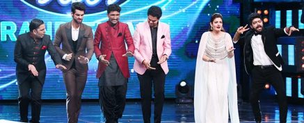 Judge-of-Sabse-Bada-Kalakar-Raveena-Tandon-with-Indian-Idol-9-contestants