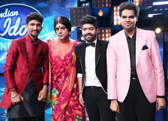 Rinku-Bhabi-with-the-Top-3-Finalists-of-Indian-Idol-9