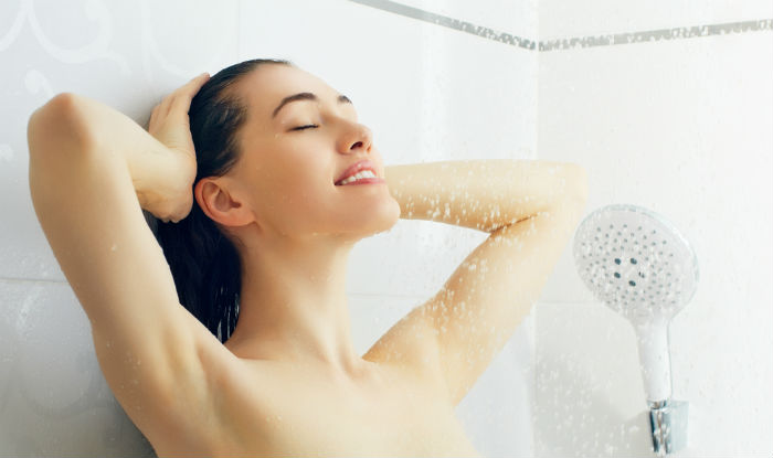 How to oil your hair: Step-by-step method to apply hair oil for hair growth and conditioning(1)