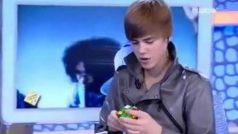 OMG! Justin Bieber can solve the Rubik’s Cube in less than 2 minutes! (Watch video)