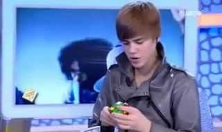 OMG! Justin Bieber can solve the Rubik's Cube in less than 2 minutes! (Watch video)