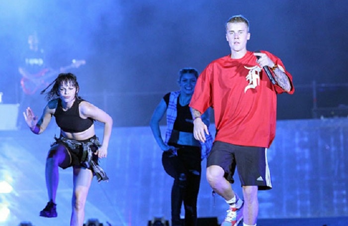 Justin bieber said sorry to fans in the middle of his mumbai concert!