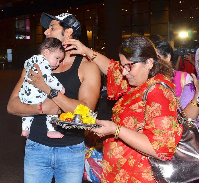 karanvir-bohra's-new-born-twins-daughter-is-coming-to-india-(11)
