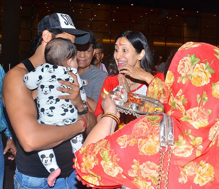 karanvir-bohra's-new-born-twins-daughter-is-coming-to-india-(13)