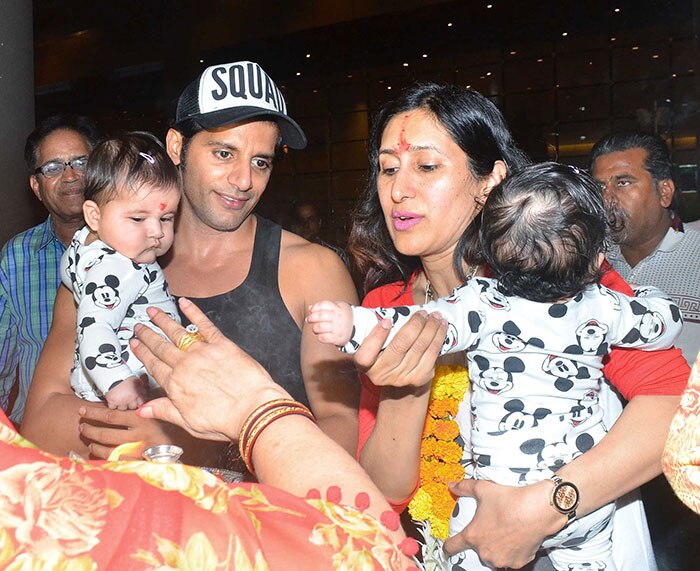 karanvir-bohra's-new-born-twins-daughter-is-coming-to-india-(14)