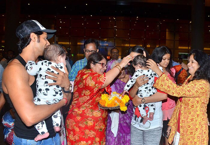 karanvir-bohra's-new-born-twins-daughter-is-coming-to-india-(9)