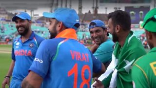 This Is What Virat Kohli, Yuvraj Singh And Shoaib Malik Joked About After The Champions Trophy Final | हार के तुरंत बाद पाकिस्तानी क्रिकेटरों के साथ इसलिए ठहाका लगाकर हंस पड़े थे विराट और युवराज This Is What Virat Kohli, Yuvraj Singh And Shoaib Malik Joked About After The Champions Trophy Final | हार के तुरंत बाद पाकिस्तानी क्रिकेटरों के साथ इसलिए ठहाका लगाकर हंस पड़े थे विराट और युवराज