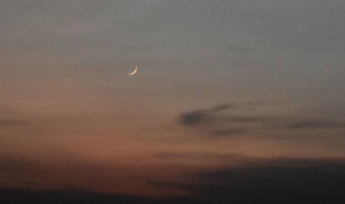 Eid Ka Chand Sighted In India Beautiful Crescent Moon Pics On Chand Raat Shared By Joyous Twitterati Wishing Eid Mubark 2017 India Com