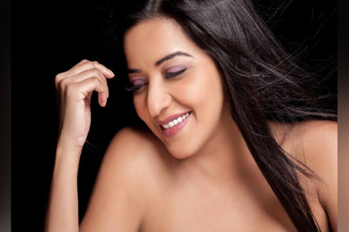 Bhojpuri Actress Monalisa Looks Sexy in The Most 'Basic' Picture; Check Out  | India.com