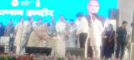 भारी बारिश और पंडाल ढहने से पहले की फोटो में कार्यक्रम के दौरान दीप प्रज्वलित करते हुए सुमित्रा महाजन, वेंकैया नायडु औ शिवराज सिंह चौहान