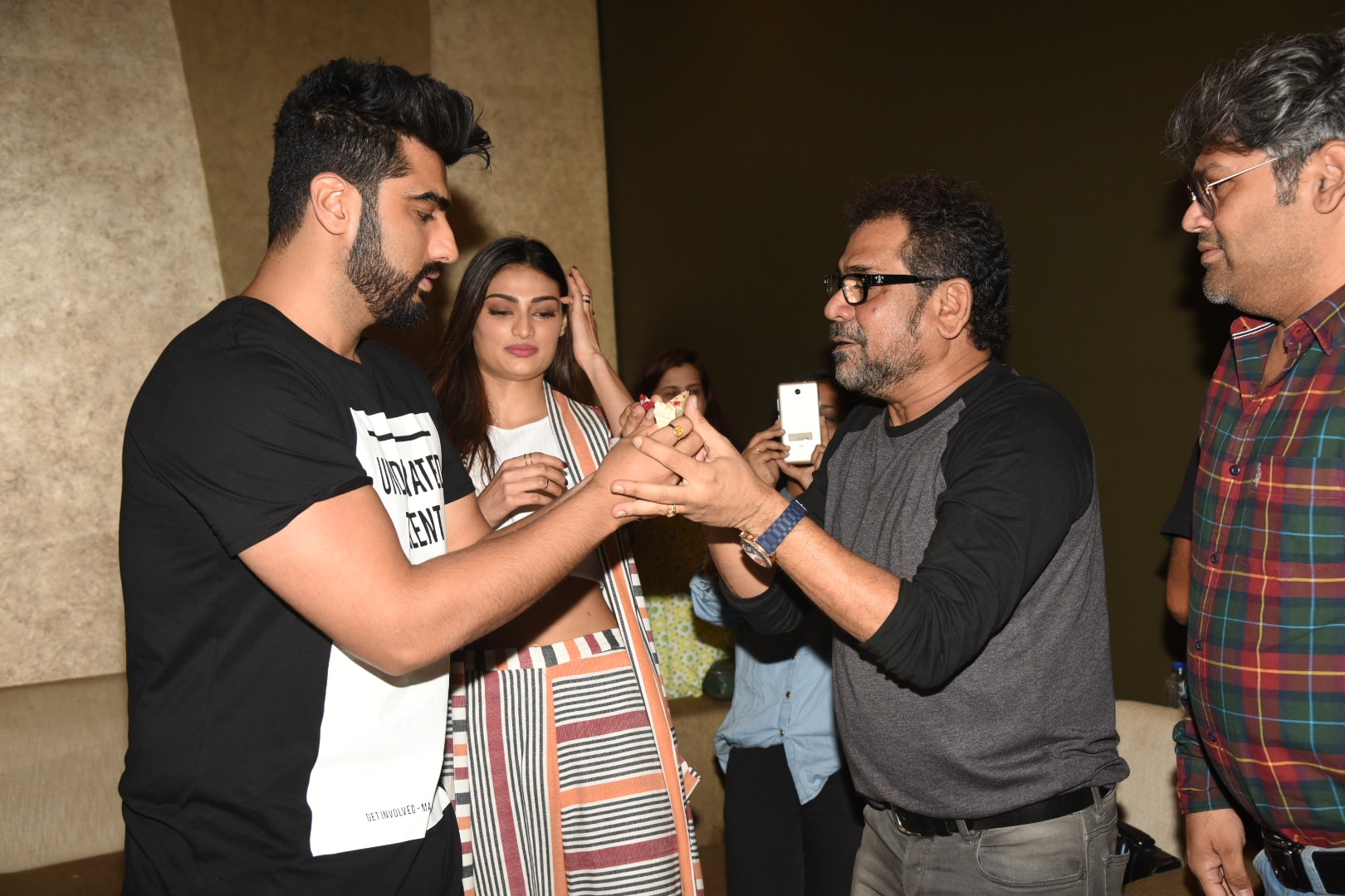 -arjun kapoor celebrate his birthday at song launch of movie mUbarkan at light box. pics yogen shah. (10)