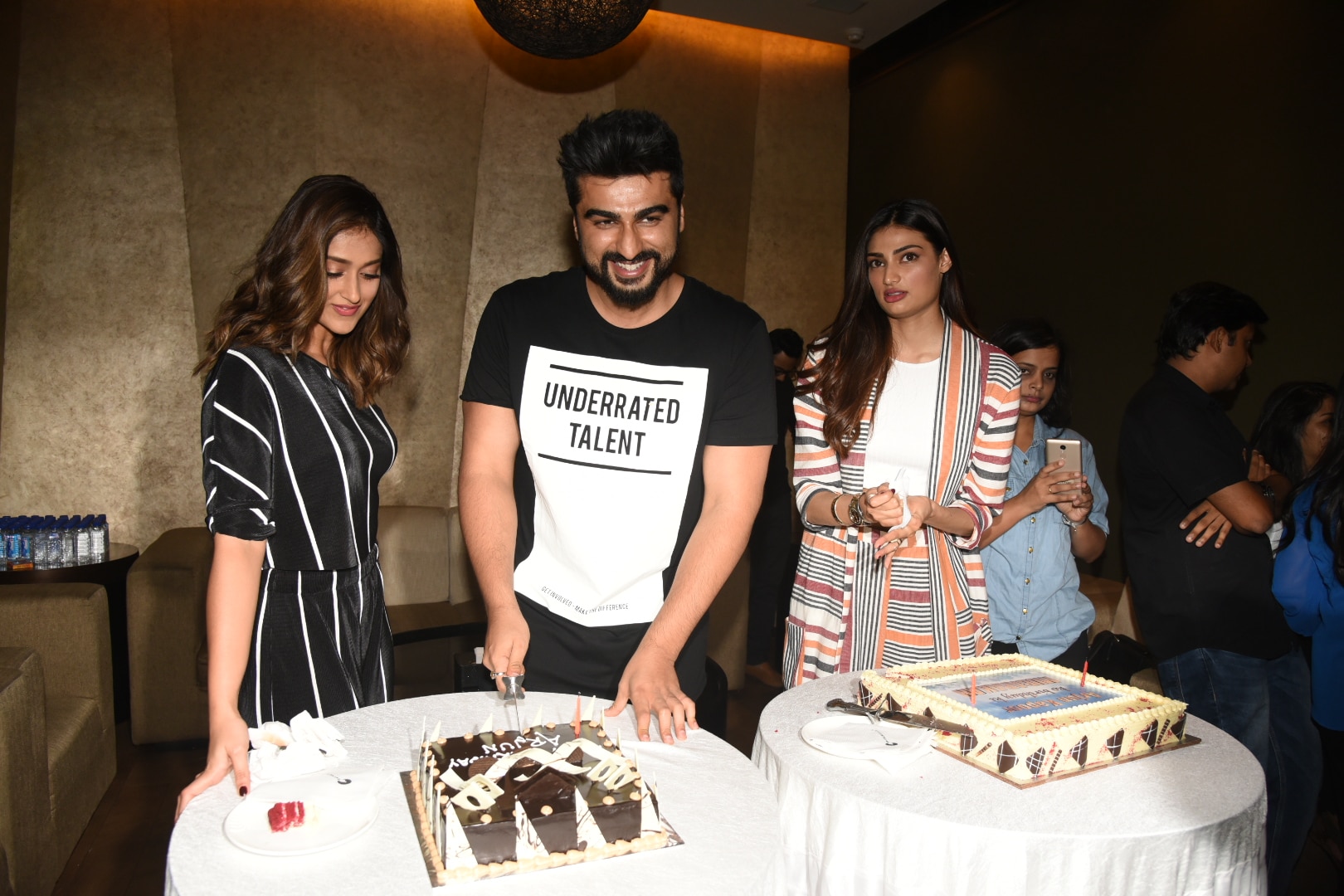 -arjun kapoor celebrate his birthday at song launch of movie mUbarkan at light box. pics yogen shah. (15)