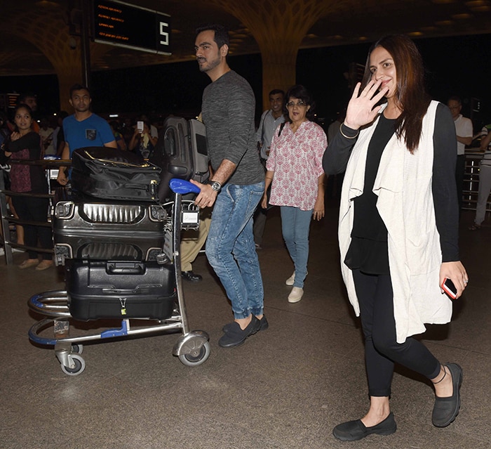 700px x 639px - Pregnant Esha Deol and hubby Bharat Takhtani off to Greece for their  babymoon! (View pictures) | India.com
