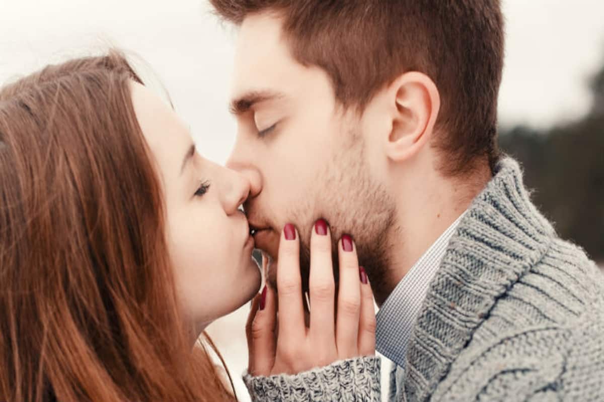 Kiss Deep Torcher Kiss Sex - 5 things you should never do while kissing | India.com