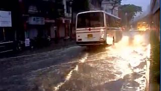 Mumbai: Waterlogging in Sion and Dadar due to heavy rain | महाराष्ट्र: भारी बारिश से मुंबई के हाल बेहाल, सड़कों पर भरा कई फीट तक पानी Mumbai: Waterlogging in Sion and Dadar due to heavy rain | महाराष्ट्र: भारी बारिश से मुंबई के हाल बेहाल, सड़कों पर भरा कई फीट तक पानी