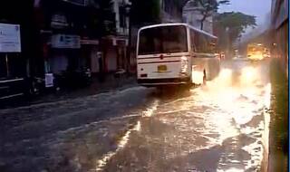 महाराष्ट्र: भारी बारिश से मुंबई के हाल बेहाल, सड़कों पर भरा कई फीट तक पानी